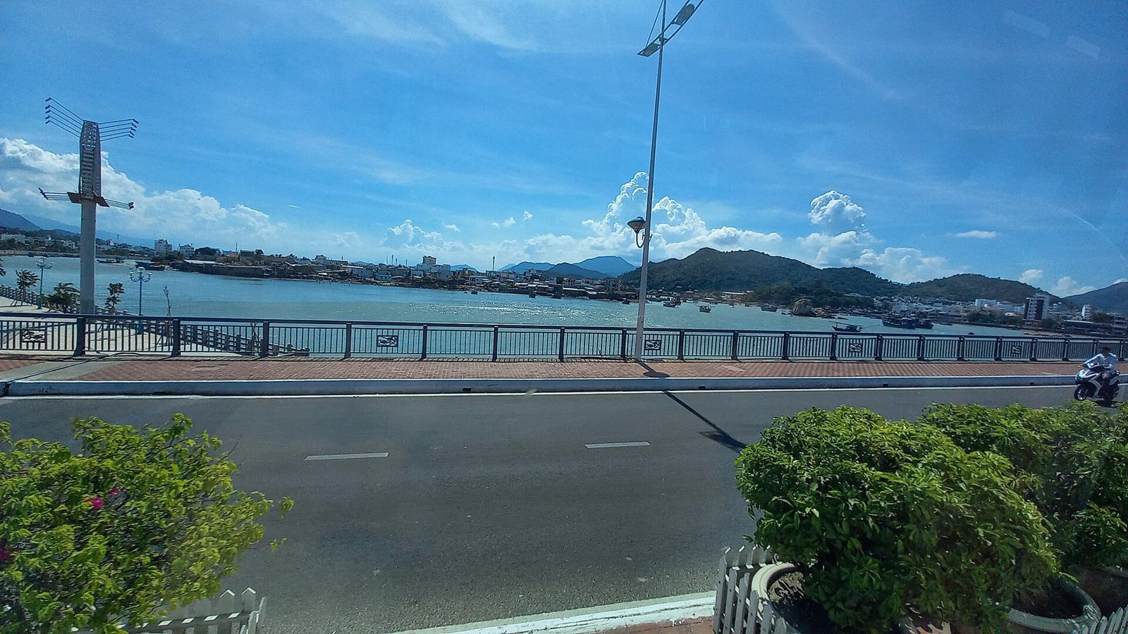 Đường ven vịnh ở Cam Ranh, Kh&aacute;nh H&ograve;a