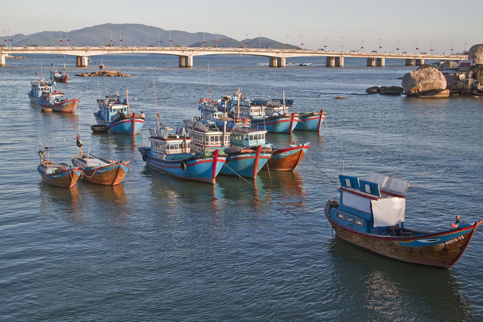Thuyền tr&ecirc;n s&ocirc;ng C&aacute;i v&agrave; cầu Trần Ph&uacute;, Nha Trang