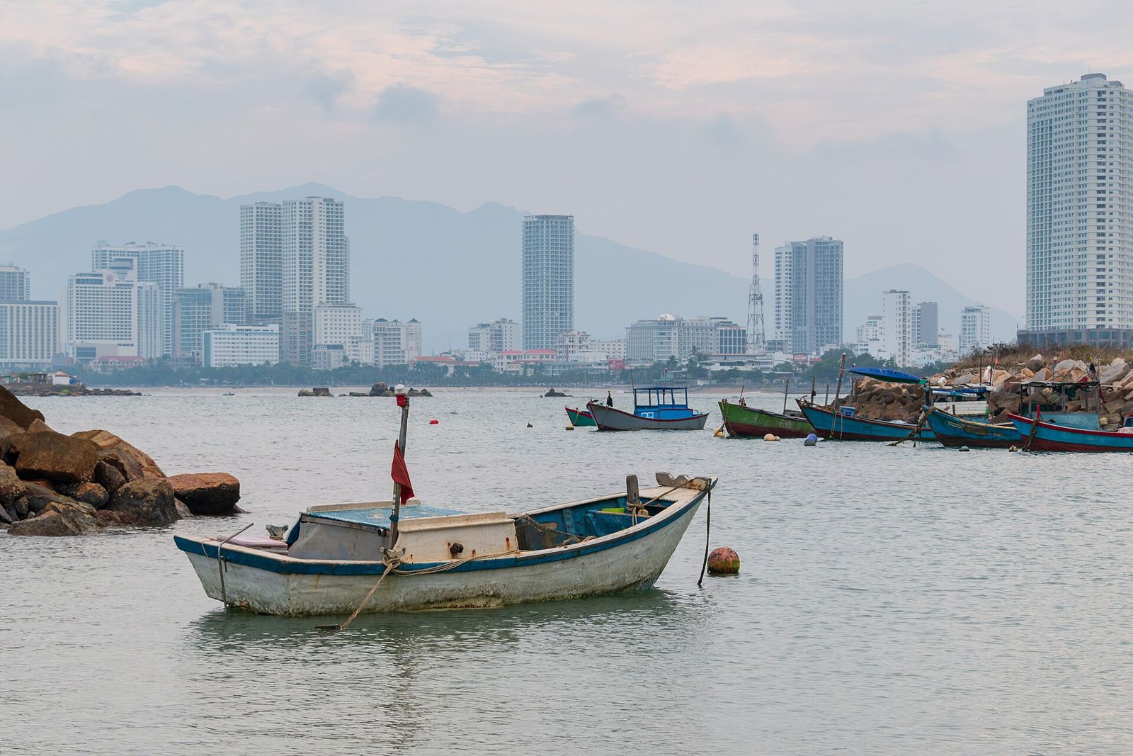 To&agrave;n cảnh Nha Trang nh&igrave;n từ khu vực H&ograve;n Đỏ
