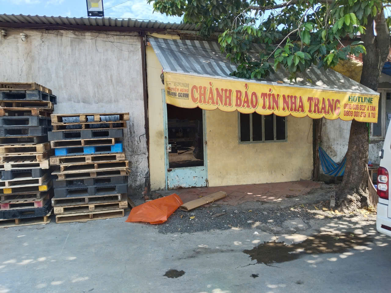 Mặt tiền kho Chành Bảo Tín Nha Trang tại TP.HCM, pallet chờ xếp hàng