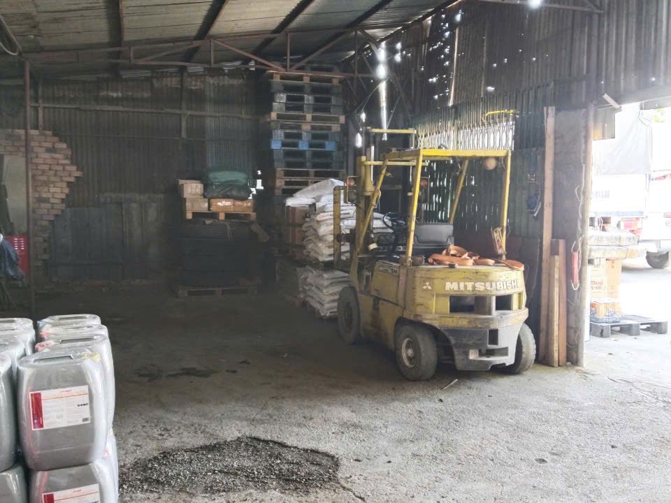Xe nâng và hàng hóa trong kho Saigon Bảo Tín tại TP.HCM
