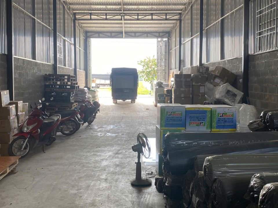 Hàng hóa và xe máy tại kho chi nhánh Khánh Hòa của Saigon Bảo Tín
